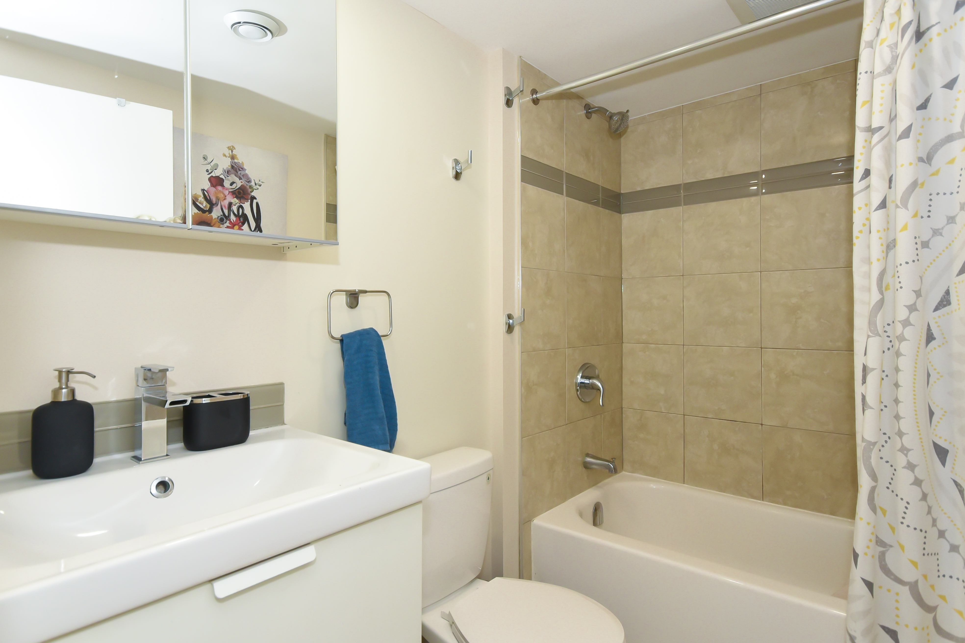 Address not available!, 3 Bedrooms Bedrooms, ,1 BathroomBathrooms,Multi-Family,For Rent - Lower Unit,Lambeth Walk,1015